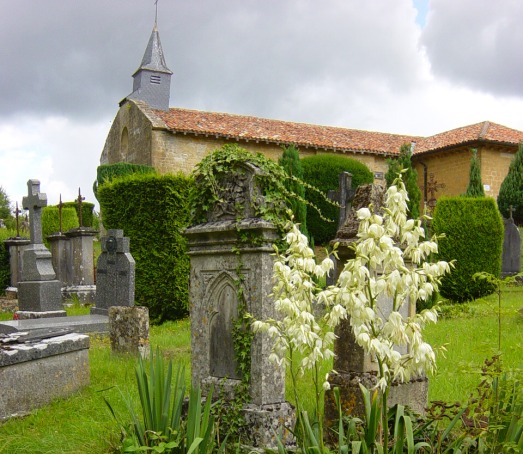 St.Hilaire kerk en kerkhof