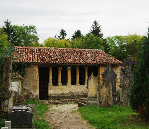 Ossuarium op het St.Hilaire kerkhof in Marville
