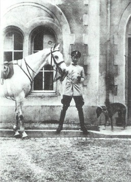 Kronprinz met paard en hazewindhond voor de jongensschool in Stenay
