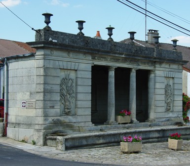 Lavoir en hémicycle in Houdelaincourt