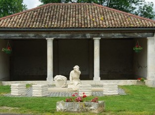 De wasplaasts in Nonsard met de scultuur 'le lavoir et la lavandière' van  
Denis Mellinger