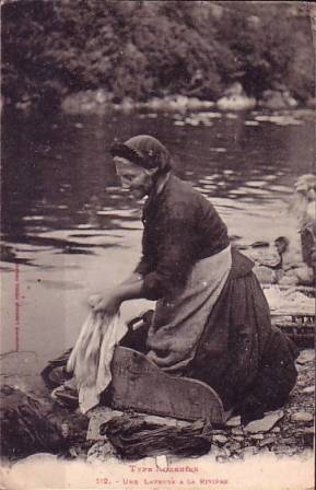 carte postale onbekend 'une laveuse à la rivière
